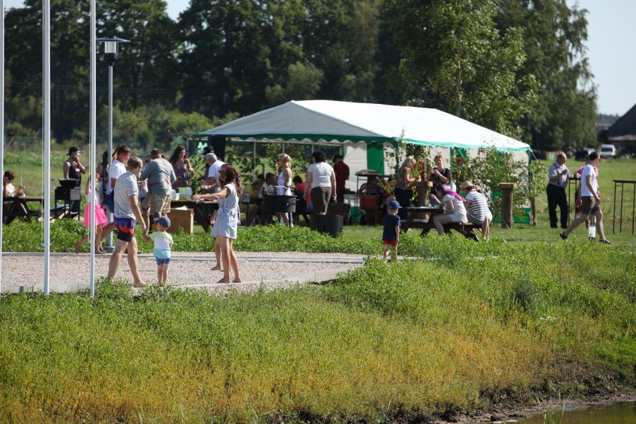Karpu Dikis-Kempings Viesites Jaunmārupe Buitenkant foto